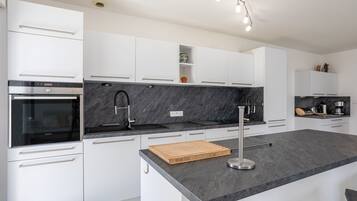 Kühlschrank, Mikrowelle, Herdplatte, Geschirrspüler