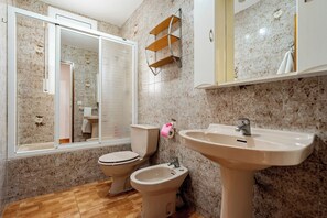 Dusch, hårtork och handdukar