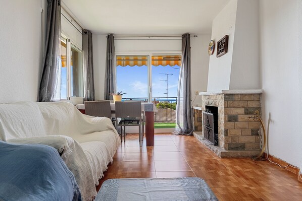 TV, fireplace - Apartment 'Apartamento Segur Calafell' with Sea Views, Shared Pool and Wifi (Calafell)