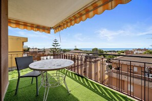 Outdoor dining - Apartment 'Apartamento Segur Calafell' with Sea Views, Shared Pool and Wifi (Calafell)