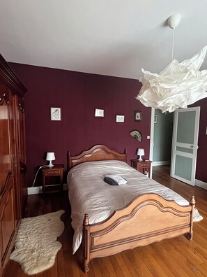 3 chambres, fer et planche à repasser, Wi-Fi, draps fournis