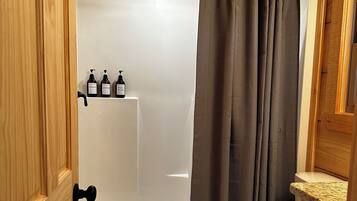 Sèche-cheveux, serviettes fournies