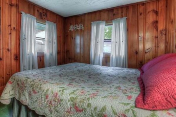 1 bedroom, WiFi, bed sheets - Lakeside Cottage with Kitchen (Holderness)