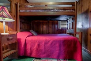 1 bedroom, WiFi, bed sheets - Lakeside Cottage with Kitchen (Holderness)