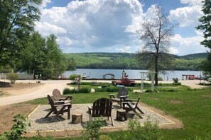 Property grounds - Lakeside Cottage with Kitchen (Holderness)