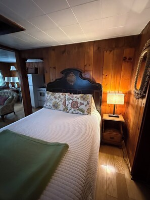 1 bedroom, WiFi, bed sheets - Lakeside Cabin 6 with Kitchen (Holderness)