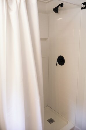 Towels - Newly Renovated Lake Suite 4, Full Kitchen, Private Beach + Dock Access (Holderness)