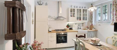 Réfrigérateur, four, plaque de cuisson, cafetière/bouilloire