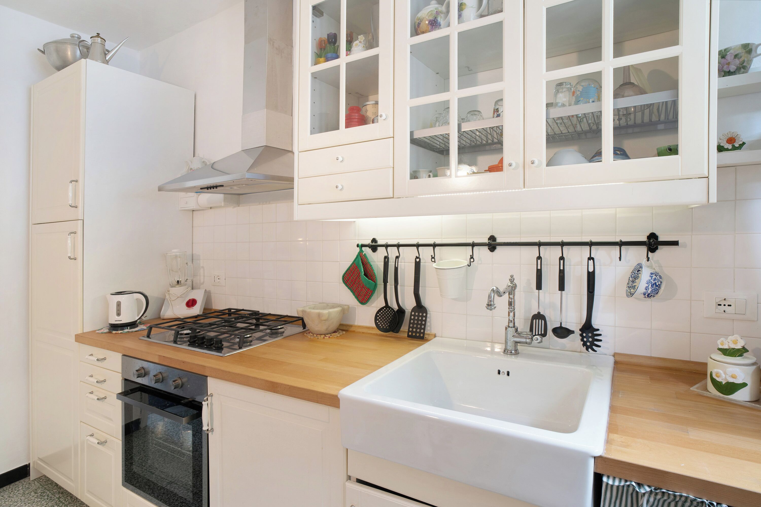 Geladeira, fogão, cooktop, cafeteira/chaleira