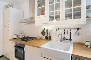 Fridge, oven, stovetop, coffee/tea maker