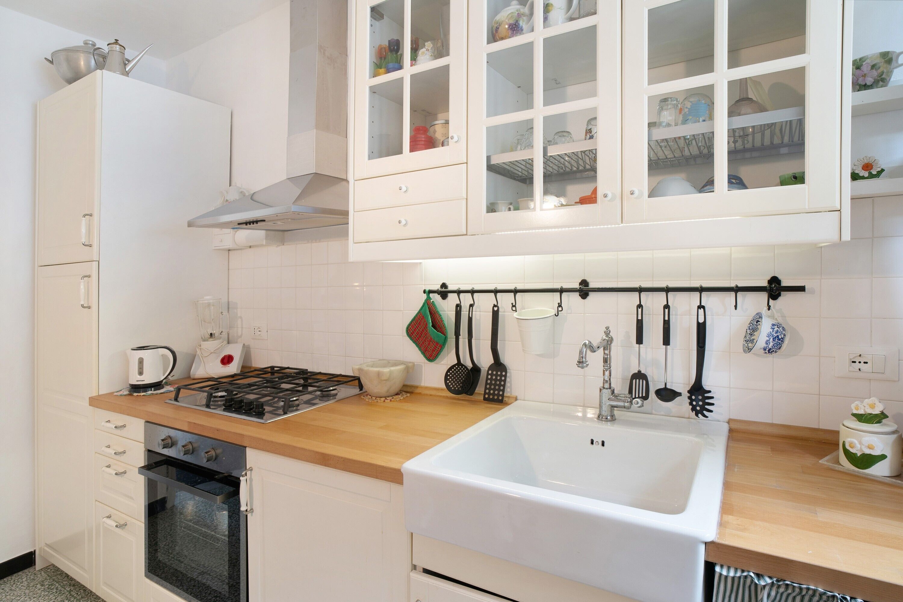 Fridge, oven, stovetop, coffee/tea maker