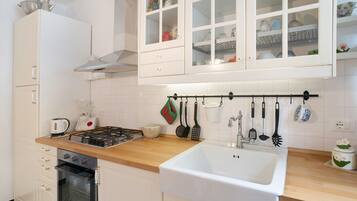 Fridge, oven, stovetop, coffee/tea maker