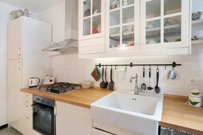 Een koelkast, een oven, een kookplaat, een koffiezetapparaat/waterkoker