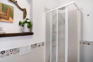 Shower, hair dryer, towels - Apartment 'Al Frantoio' with Private Garden (Castelvecchio di Rocca Barbena)