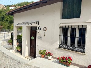 Exterior detail - Apartment 'Al Frantoio' with Private Garden (Castelvecchio di Rocca Barbena)