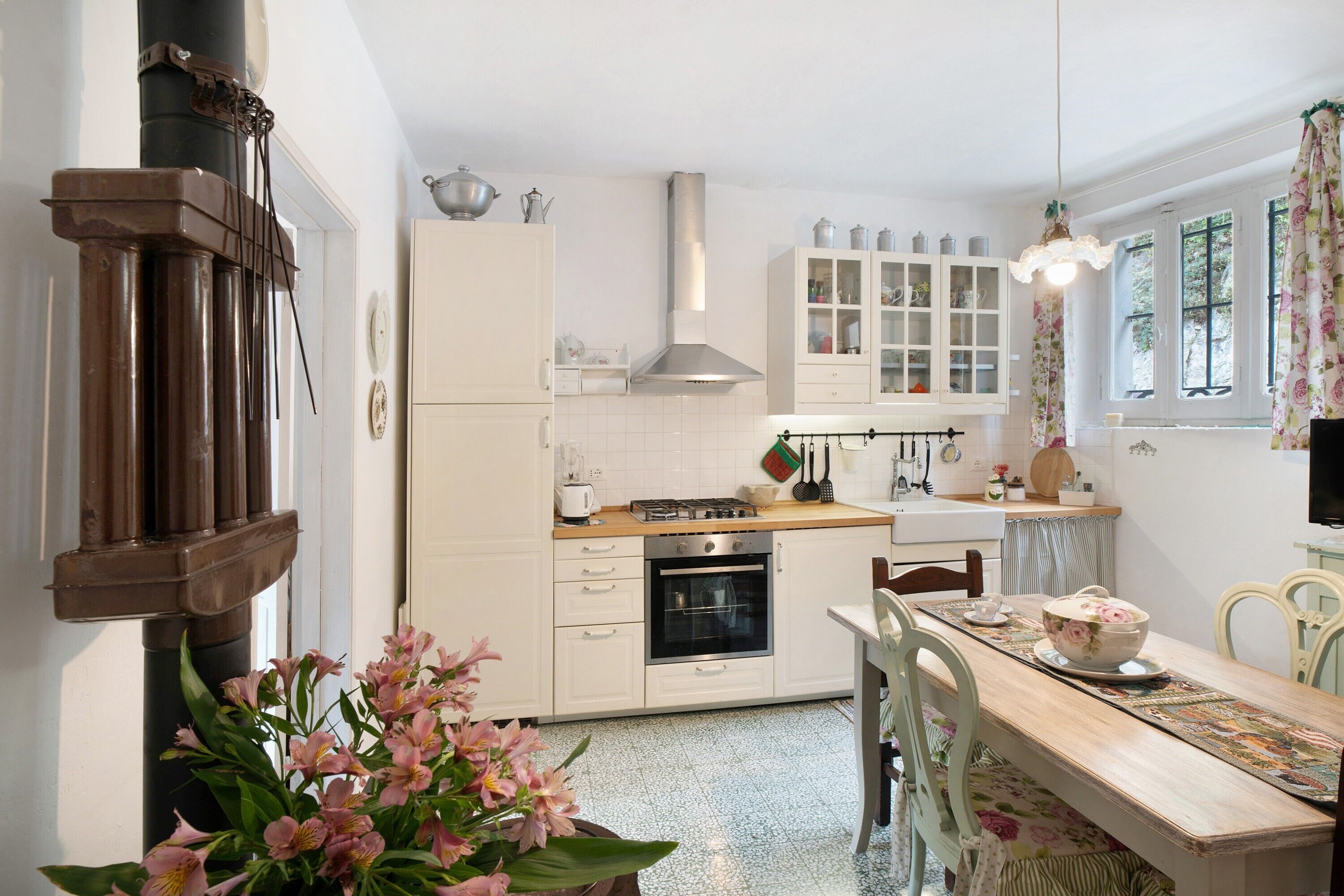 Fridge, oven, stovetop, coffee/tea maker