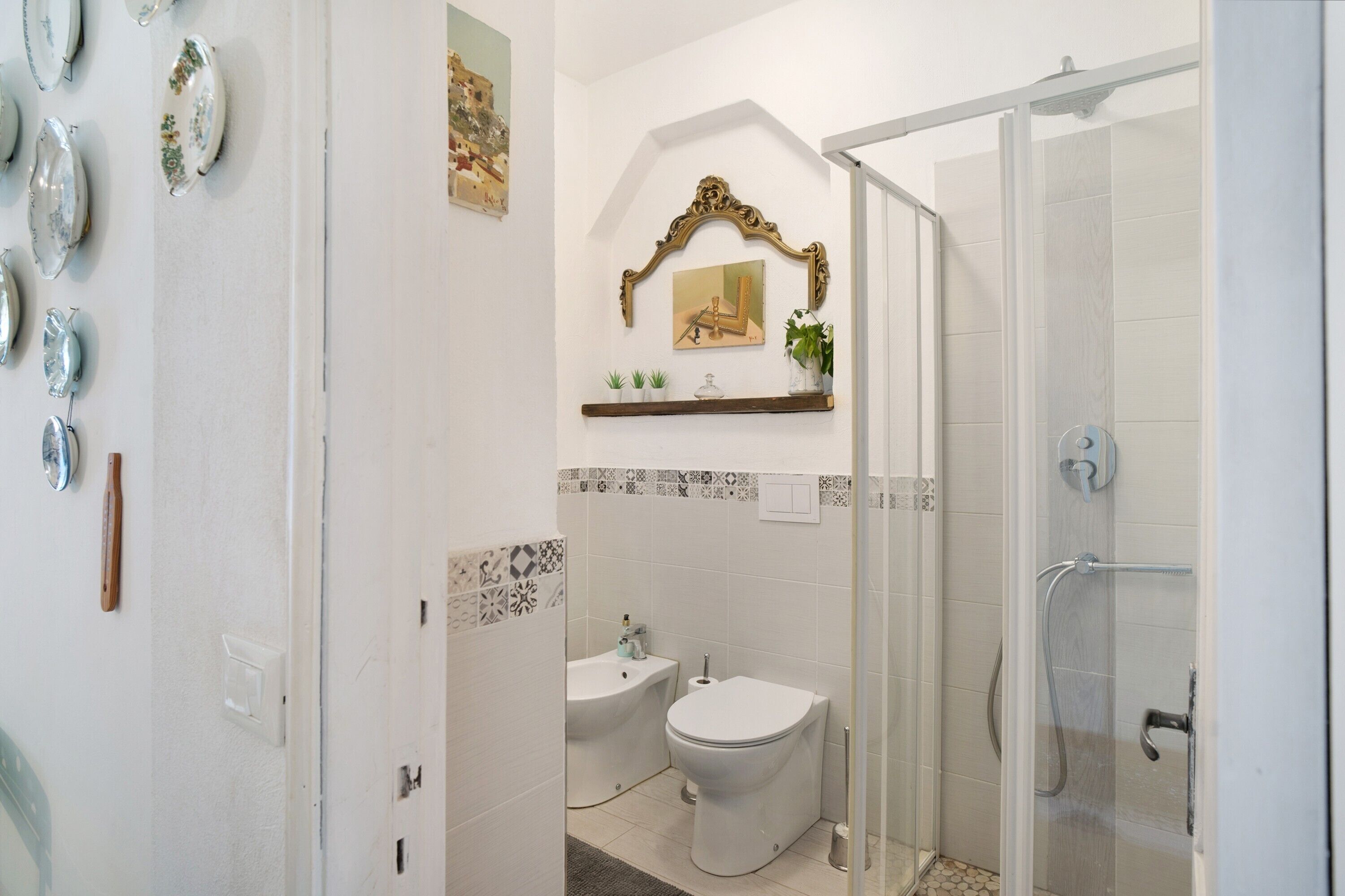 Een douche, een haardroger, handdoeken
