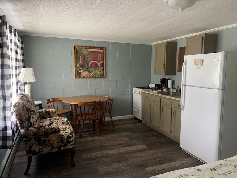 Lake Suite 7, Kitchen, Private Beach + Dock Access, Not Dog Friendly - Lake Winnipesaukee, NH