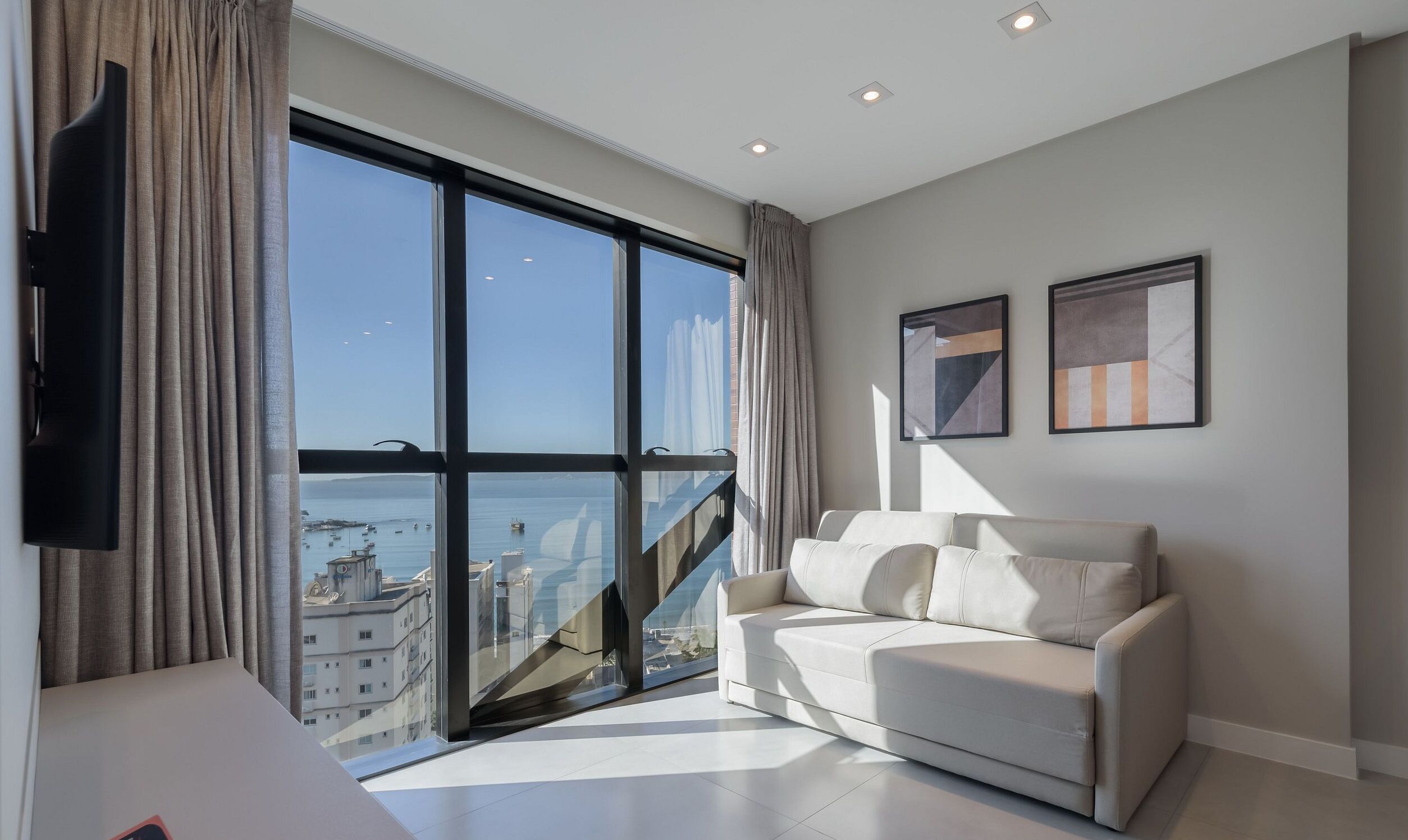 베이직 아파트 | 거실 공간 | 스마트 TV