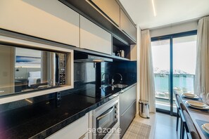 Apartamento básico | Cozinha privada | Micro-ondas, talheres/pratos/utensílios de cozinha