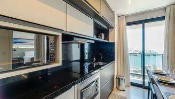 Apartamento básico | Cozinha privada | Micro-ondas, talheres/pratos/utensílios de cozinha