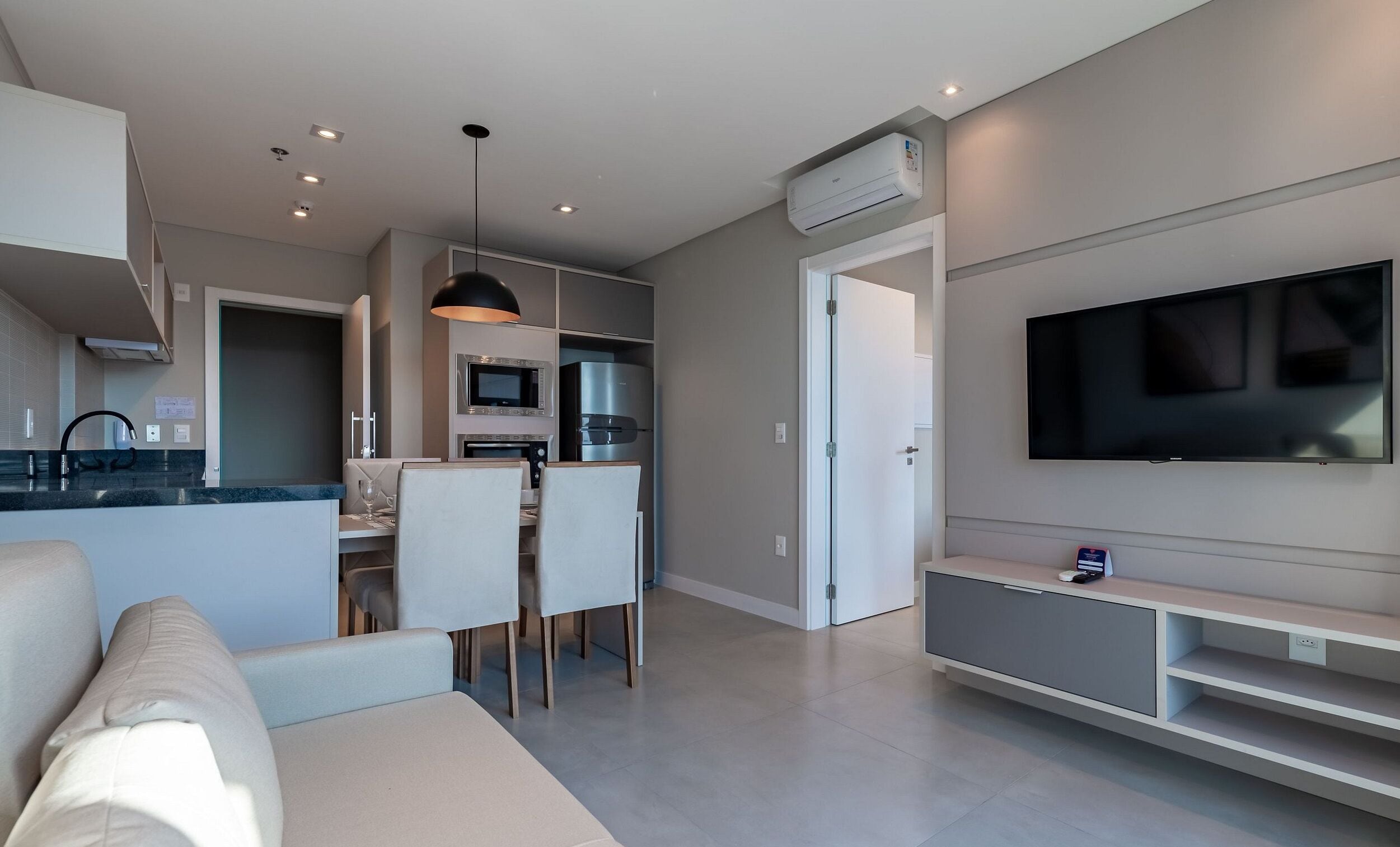 Apartemen Basic | Area keluarga | Smart TV