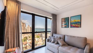 Apartamento básico | Zona de estar | Una Smart TV