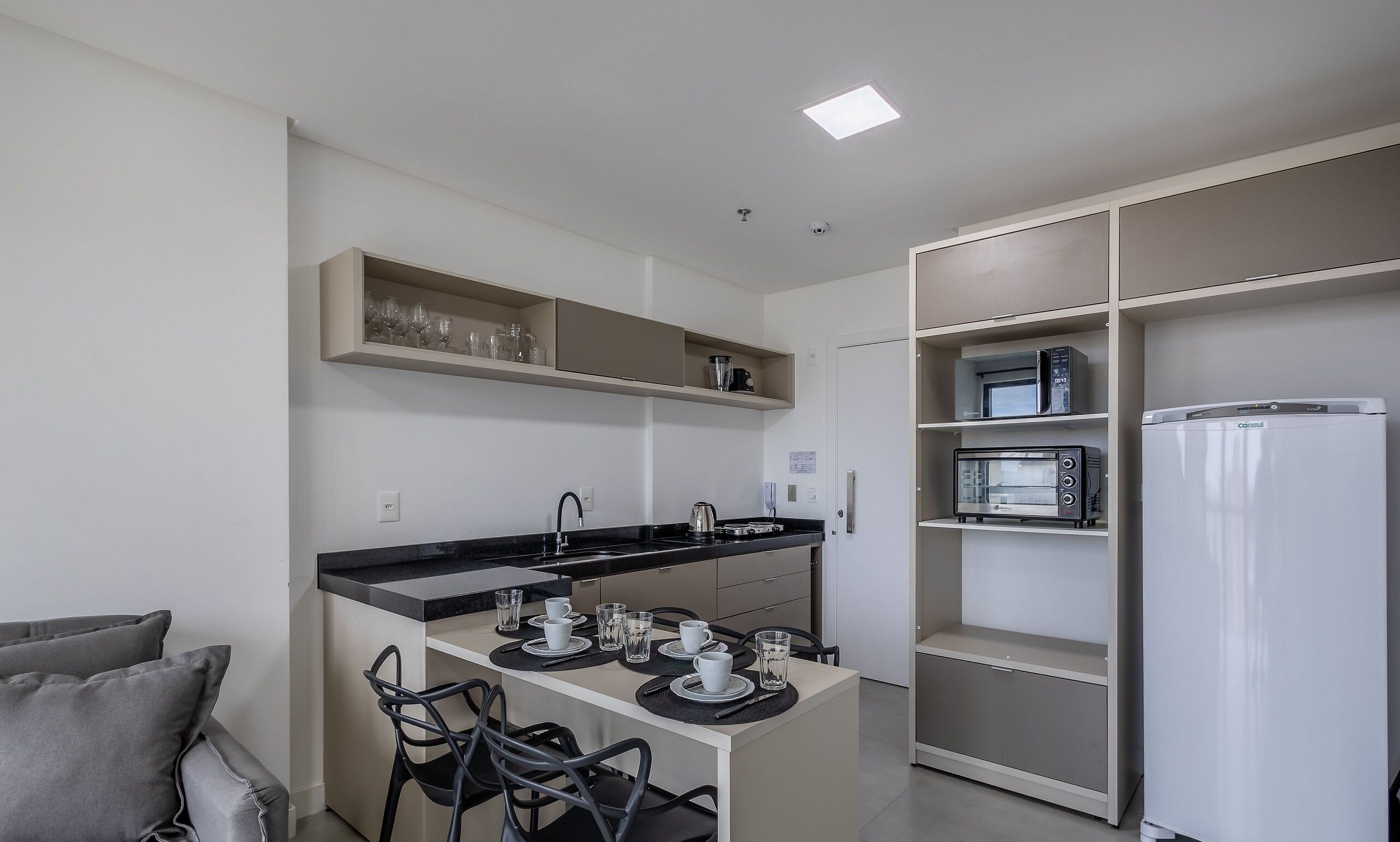 Basic Apartment | Private kitchen | Microwave, cookware/dishes/utensils