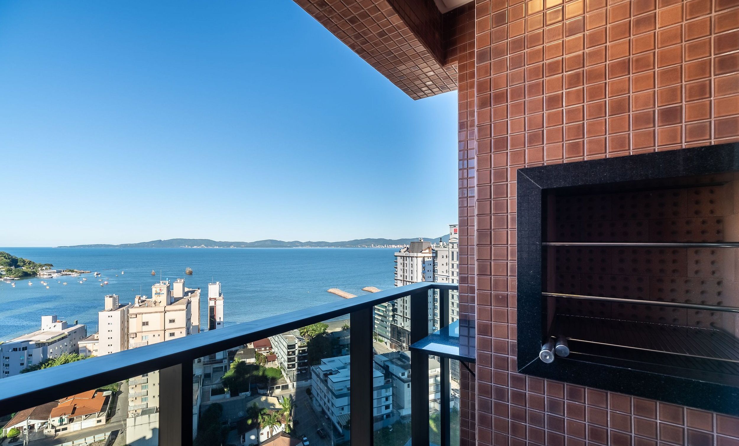 Uma varanda com vista para o mar e edifícios.