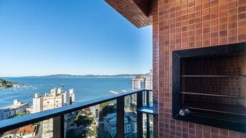 Uma varanda com vista para o mar e edifícios.