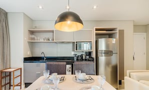 Appartement de base | Cuisine privée | Four à micro-ondes, vaisselle et ustensiles