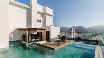 Hồ bơi ngoài trời