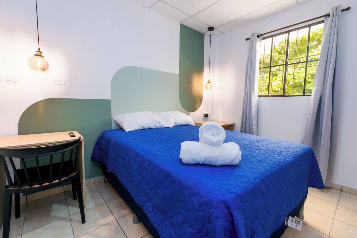 Double Room with Private Bathroom | مكتب ومساحة عمل للكمبيوتر المحمول وواي فاي مجانًا وملاءات أسرّة