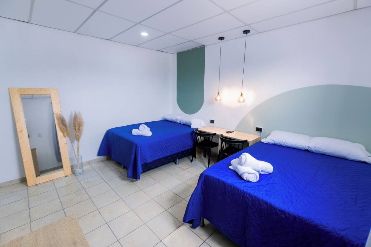 Double Room with Two Double Beds | مكتب ومساحة عمل للكمبيوتر المحمول وواي فاي مجانًا وملاءات أسرّة