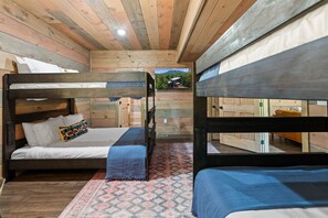 4 habitaciones, tabla de planchar con plancha y cuna de viaje