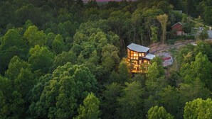 A secluded cabin surrounded by dense forest, with a clear view of the surrounding nature. - NEW Canopy Crest Cabin~Indoor Pool~Hot Tub~Game Room (Sevierville)