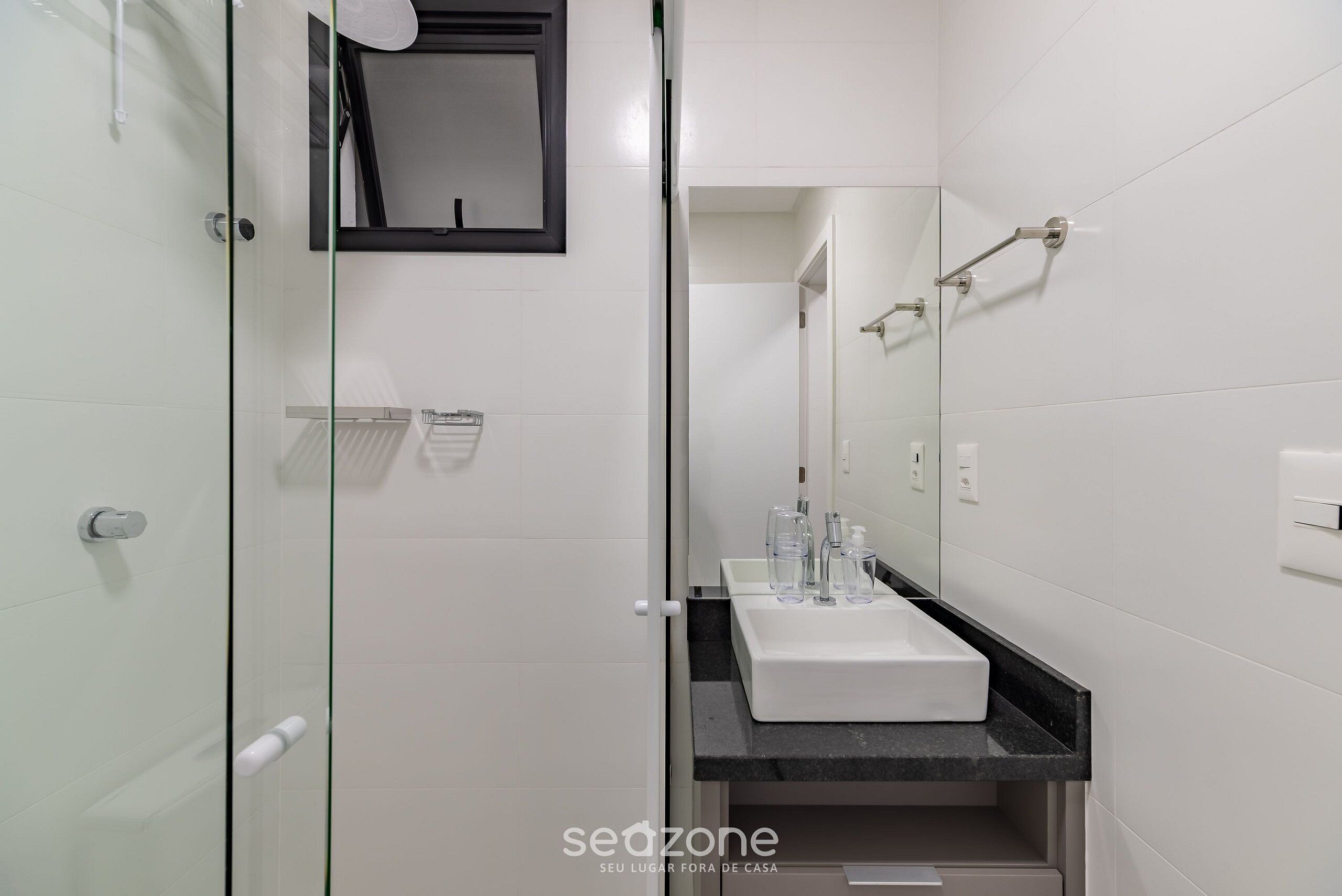 Studio | Bathroom | Shower, hair dryer, towels, soap