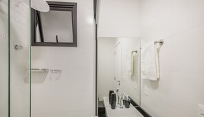 Studio | Salle de bain | Douche, sèche-cheveux, serviettes fournies, savon