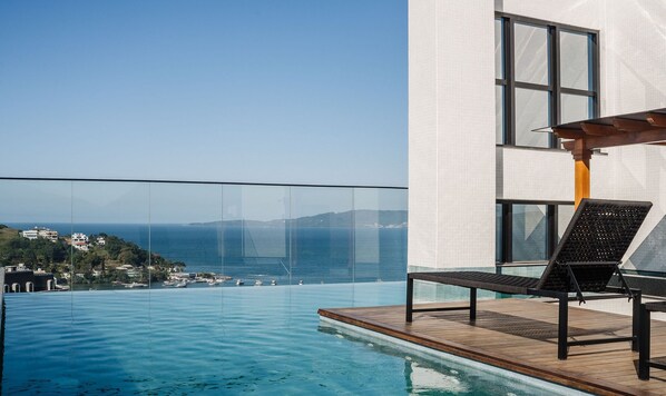 Outdoor pool - MHFA Studios em Prédio Luxuoso Vista Mar (Itapema)