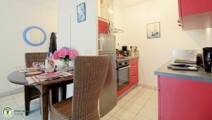 Frigorifero, forno, piano cottura, pentole/stoviglie/utensili