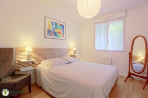 1 chambre, fer et planche à repasser, lit parapluie, accès Internet