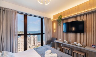 Tabla de planchar con plancha, wifi gratis y ropa de cama 