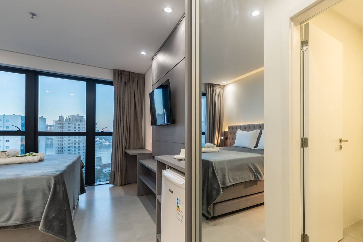 Une chambre d’hôtel avec un lit, un bureau, une télévision et une salle de bain.