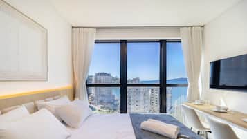 Tabla de planchar con plancha, wifi gratis y ropa de cama