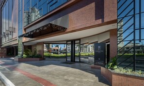 Exterior detail - MHFBs Edifício Moderno piscina vista mar (Itapema)