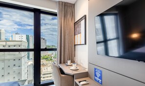 Basic Studio | Interior - MHFBs Edifício Moderno piscina vista mar (Itapema)