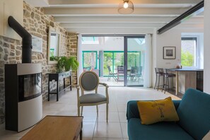 TV, stereo - Coquelicots 130m²: Private Veranda, Garden & Terrace, Wi-Fi, Linens, Beaches & Trails 3km (Paimpol)
