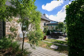 Outdoor dining - Coquelicots 130m²: Private Veranda, Garden & Terrace, Wi-Fi, Linens, Beaches & Trails 3km (Paimpol)