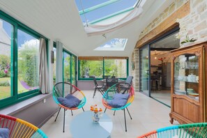 Dining - Coquelicots 130m²: Private Veranda, Garden & Terrace, Wi-Fi, Linens, Beaches & Trails 3km (Paimpol)