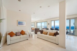 TV, ping pong - Villa "Casa Bella Vista" with Sea View, Pool, Whirlpool, Sauna, Wi-Fi, A/C, Balcony & Terrace (Adeje)